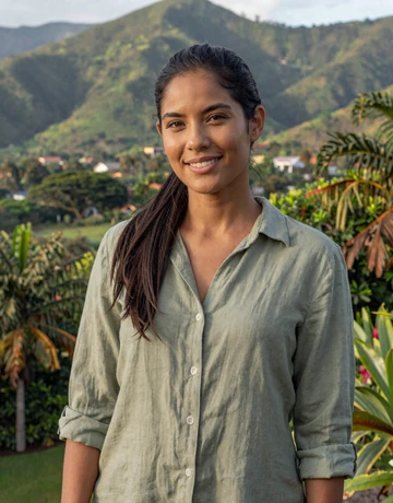 Dayami, 30, active Panamanian single from David in Chiriquí province with mountain backdrop